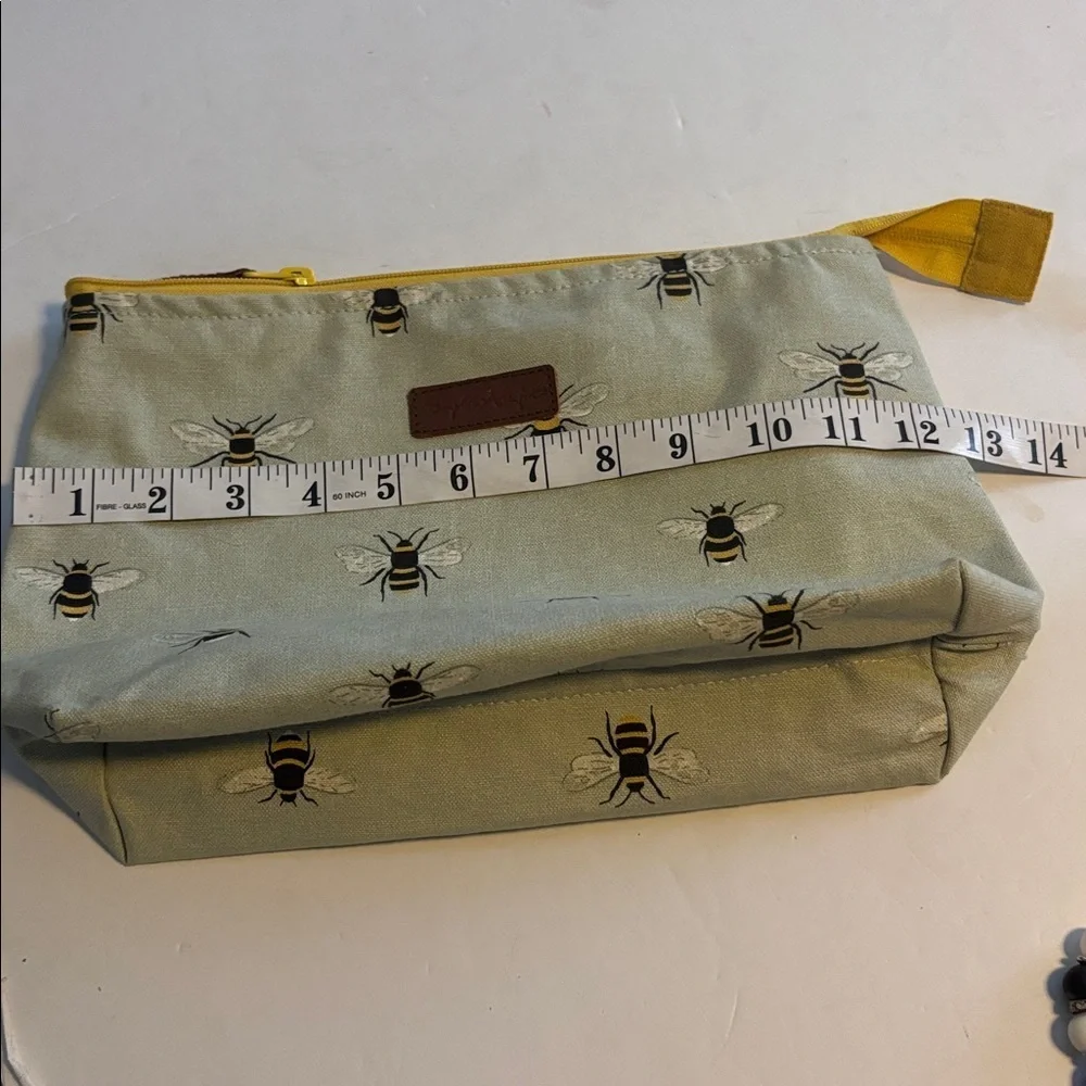 SOPHIA ALLPORT..LIGHT GREEN BUMBLE BEE CLUTCH/COSMETICS BAG/ANYTHING BAG